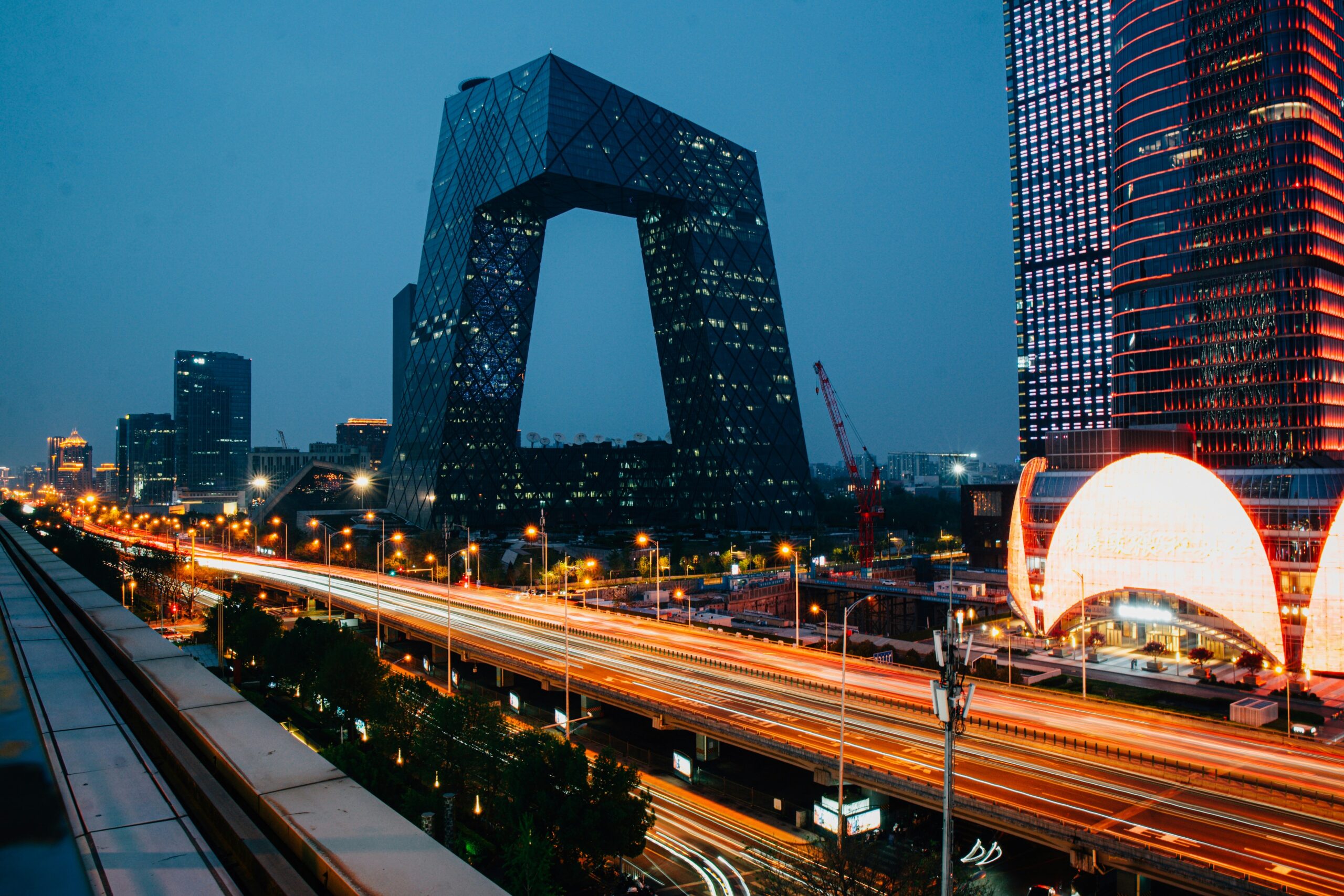 Eine Stadtaufnahme von Peking mit dem ikonenhaften CCTV Headquarter Gebäude im Fokus