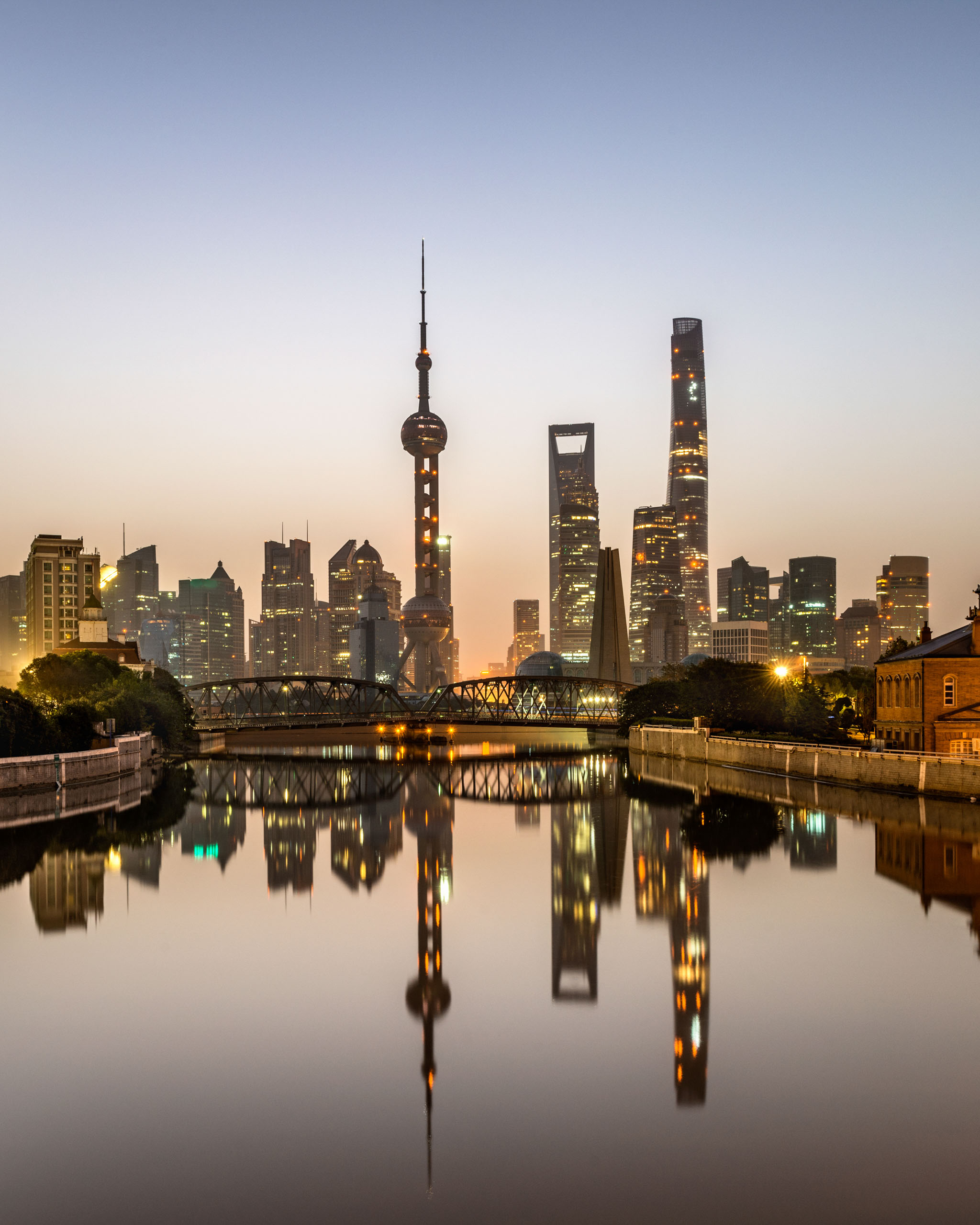 Panoramablick auf die Skyline von Shanghai im Sonnenuntergang mit dem Pudong-Finanzzentrum und dem Huangpu-Fluss, China