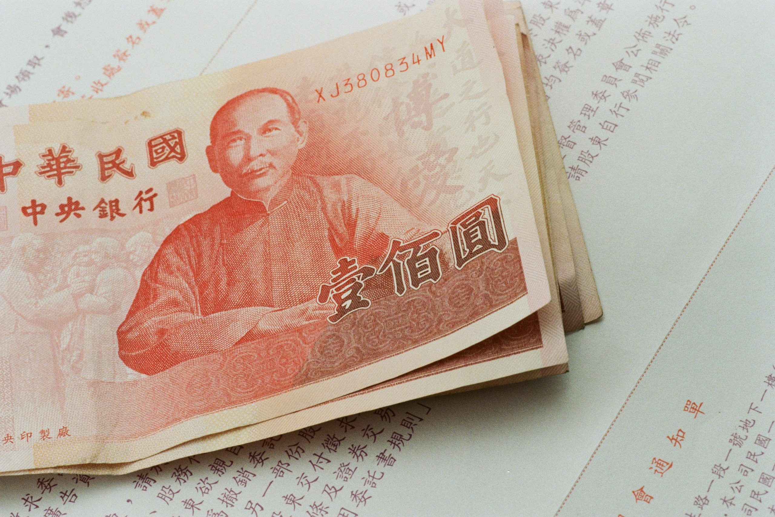 Ein paar Taiwan Dollar auf einem Geldschein-Stappel